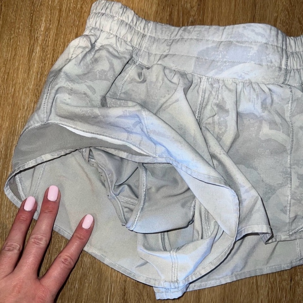 Lululemon Hotty Hot Shorts size 2 - Picture 7 of 8